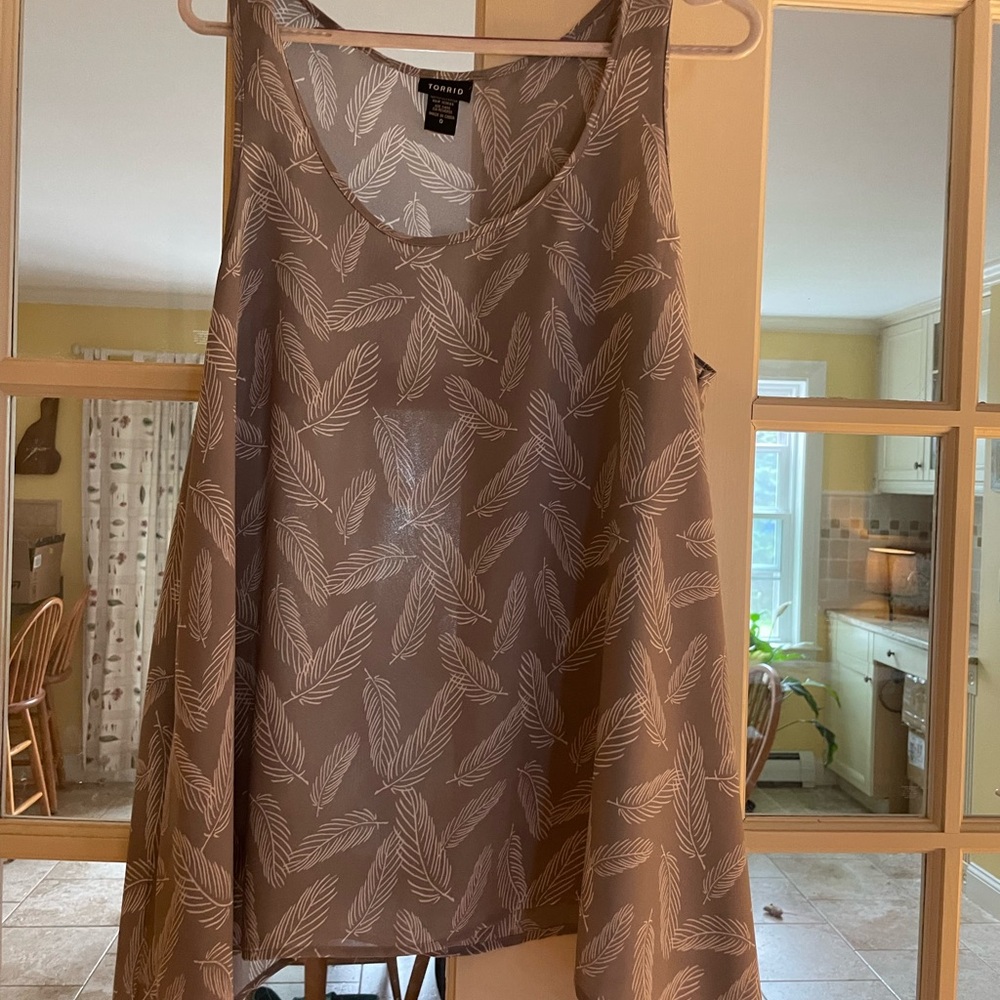 Like New Torrid Grey
Feather Chiffon
Shark-bite Tank Size
0 (12/L)
